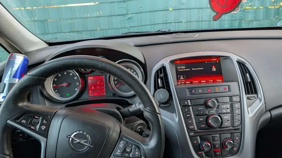 Gebraucht Opel Astra Selection 116 PS (85 kW) 2015 Schwarz Kleinwagen
