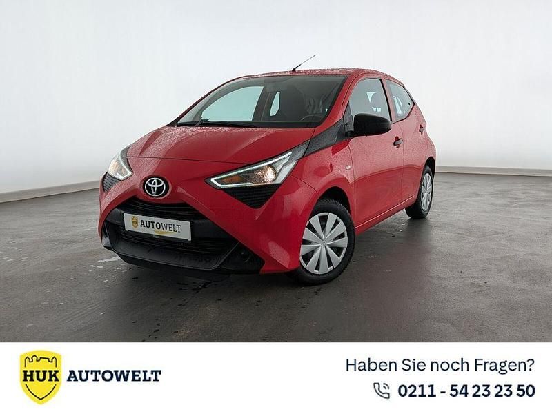 Super red v Gebraucht 2021 Toyota Aygo Business Edition Kleinwagen | 8.960 € (Fairer Preis) - Bild 1/3