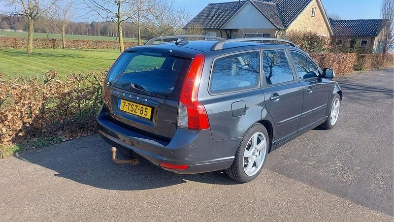 Gebraucht Volvo V50 Summum 109 PS (80 kW) 2010 Blau Kombi