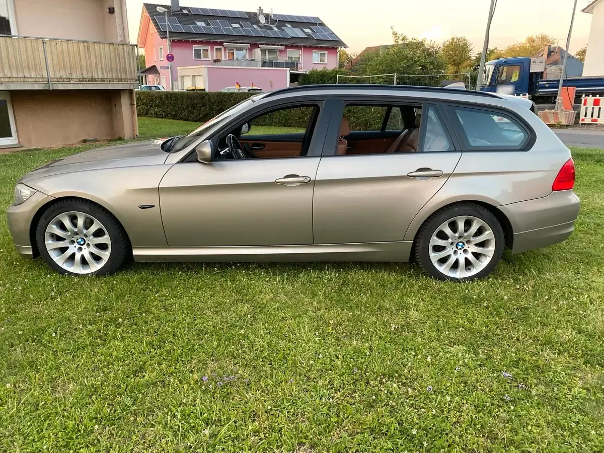Gebraucht BMW 320 163 PS (119 kW) 2011 Blau Kombi