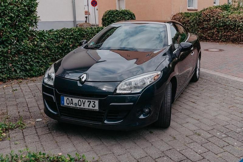 Grau Gebraucht 2013 Renault Mégane Cabriolet Luxe Cabrio | 9.100 € (Fairer Preis) - Bild 1/4