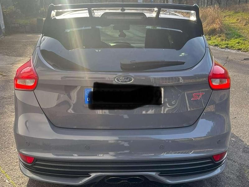 Gebraucht Ford Focus 250 PS (183 kW) 2015 Grau Limousine