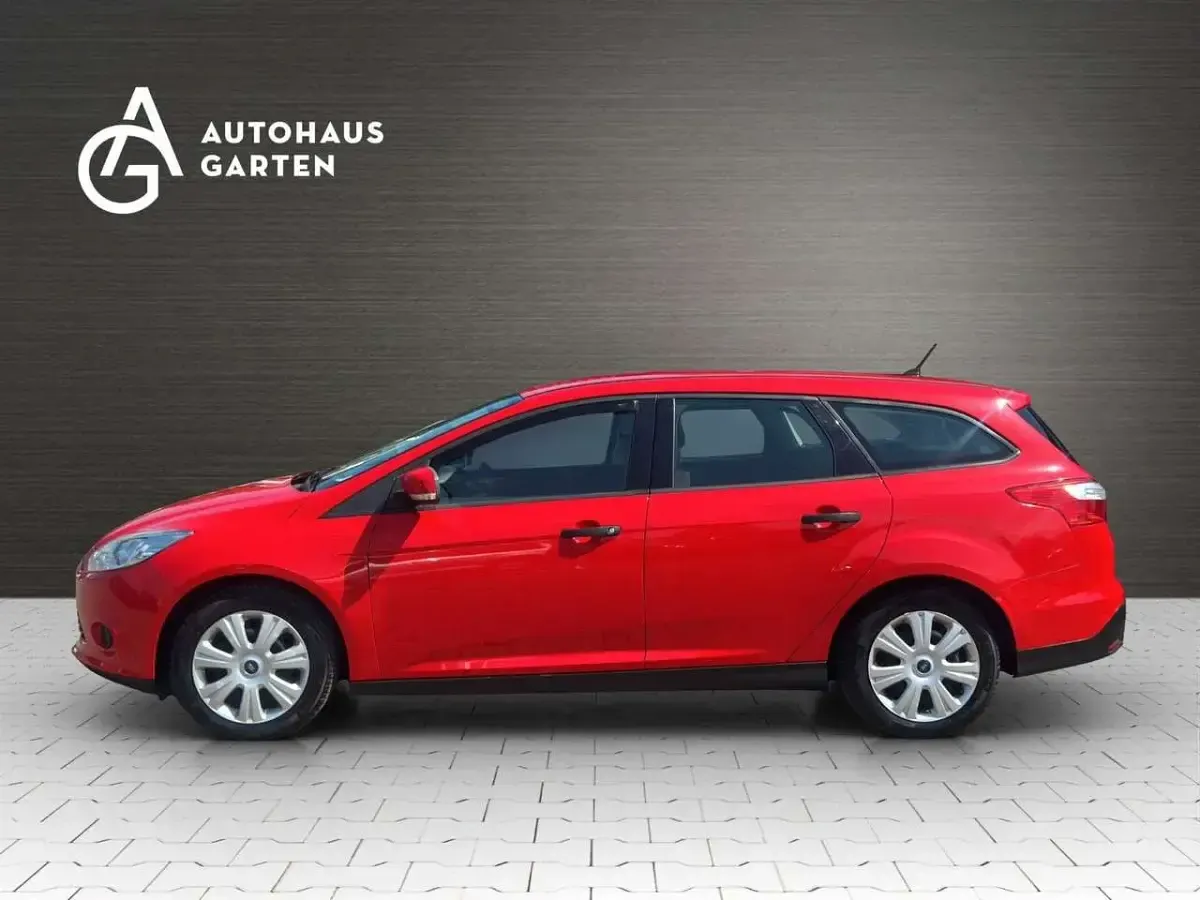Gebraucht Ford Focus Ambiente 101 PS (74 kW) 2013 Rot Limousine