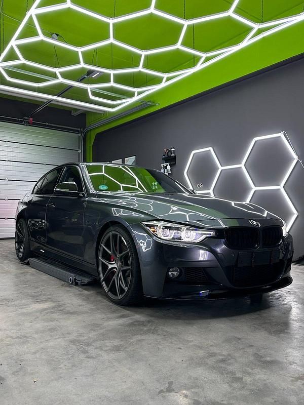 Grau Gebraucht 2016 BMW 340 Performance Limousine | 30.450 € (Fairer Preis) - Bild 1/4