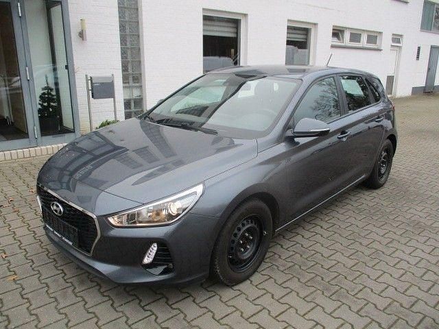 Gebraucht Hyundai i30 Select 101 PS (74 kW) 2017 Grau Limousine