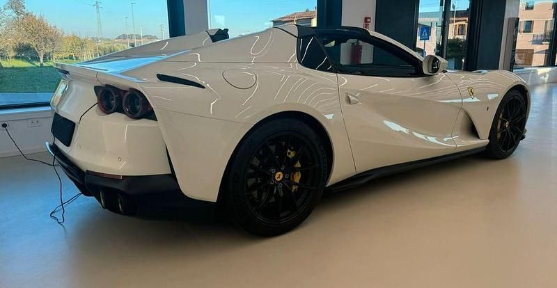 Weiß Gebraucht 2023 Ferrari 812 Cabrio | 382.000 € - Bild 1/4