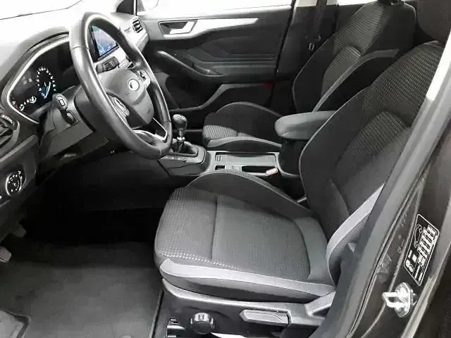 Używany Ford Focus Cool & Connect 120 KM (88 kW) 2022 Szary Sedan/Limuzyna