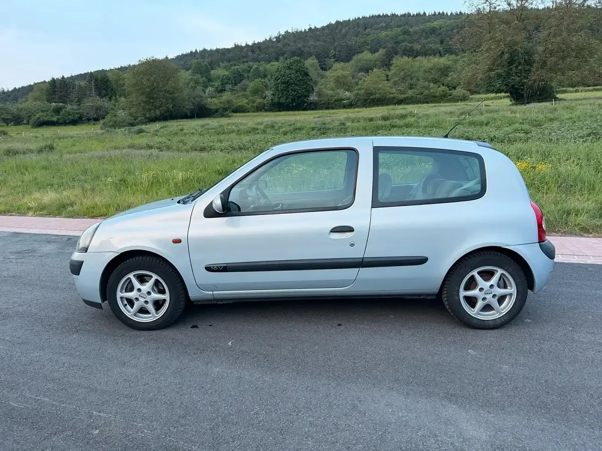 Gebraucht Renault Clio II 75 PS (55 kW) 2001 Silber Kleinwagen