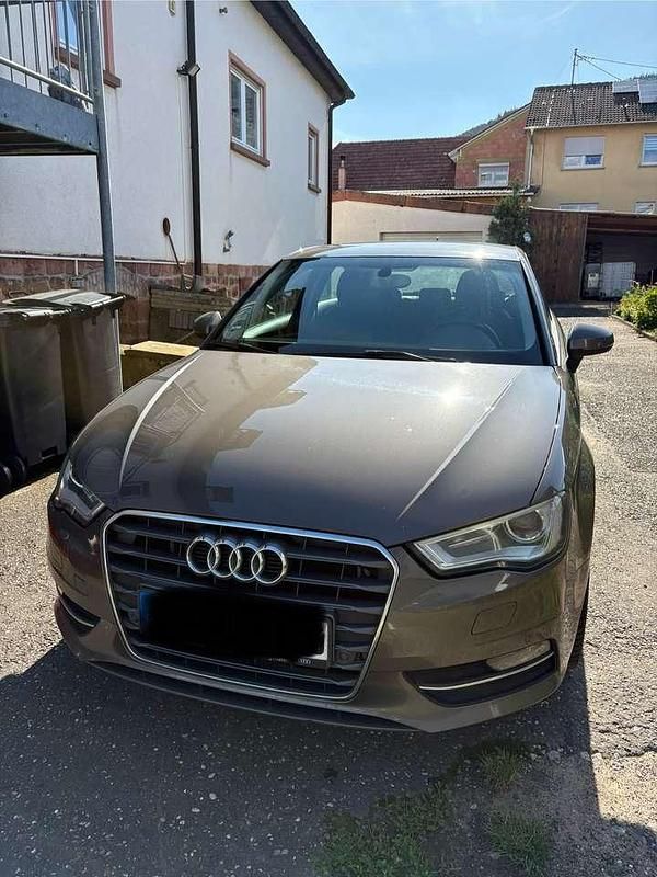 Grau Gebraucht 2014 Audi A3 Attraction Kleinwagen | 6.999 € (Teuer) - Bild 1/4