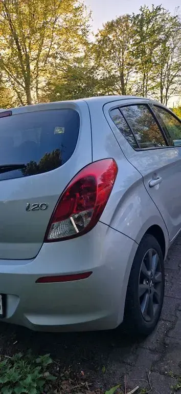 Gebraucht Hyundai i20 Classic 86 PS (63 kW) 2014 Silber Kleinwagen