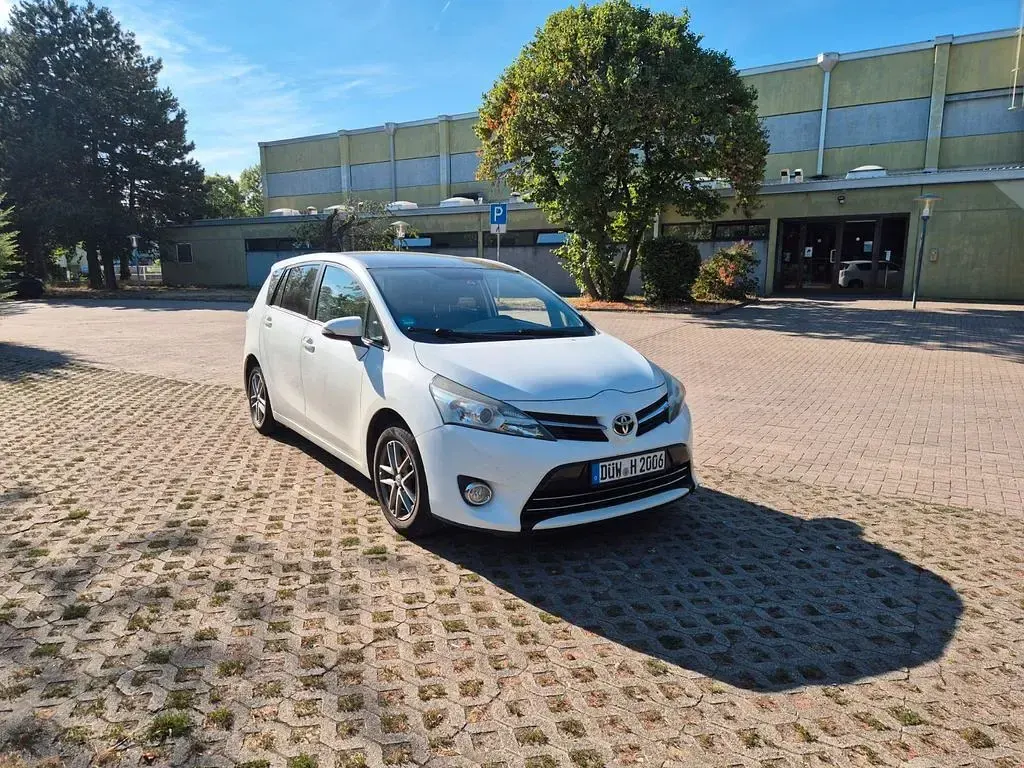 Gebraucht Toyota Verso Skyview Edition 147 PS (108 kW) 2015 Weiß Van / Kleinbus