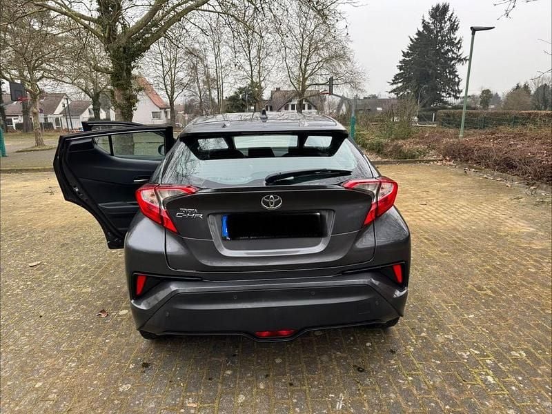 Grau Gebraucht 2018 Toyota C-HR SUV | 13.900 € (Fairer Preis) - Bild 1/4
