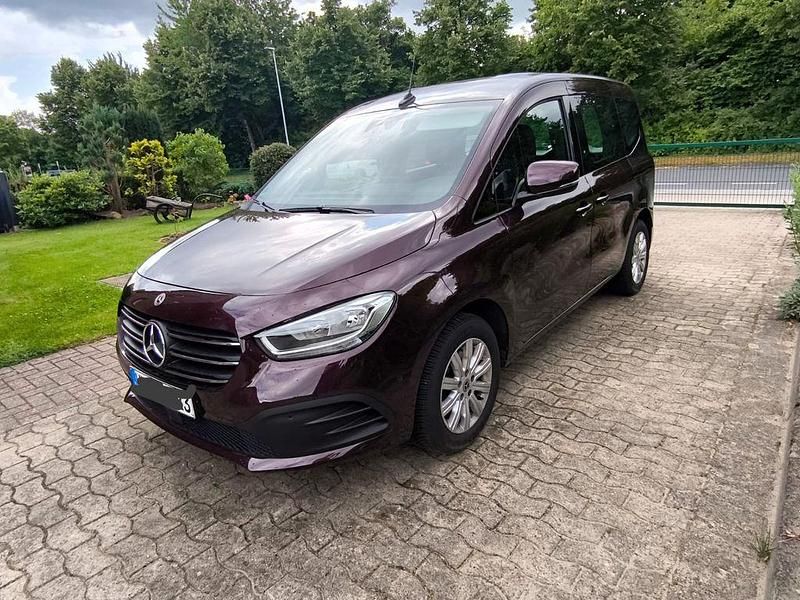 Rot Gebraucht 2023 Mercedes 180 Limousine | 40.000 € - Bild 1/4