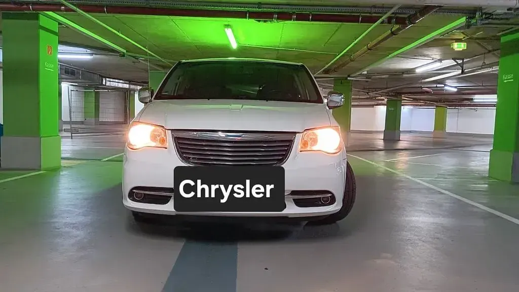 Gebraucht Chrysler Town & Country Limited 283 PS (208 kW) 2013 Weiß Van / Kleinbus