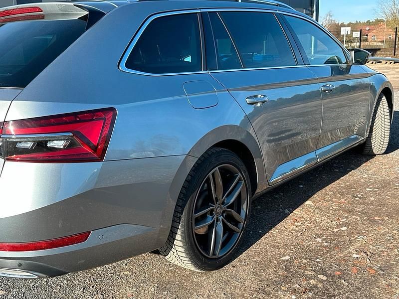 Grau Gebraucht 2020 Skoda Superb LAURIN & KLEMENT Kombi | 21.500 € (Teuer) - Bild 1/4