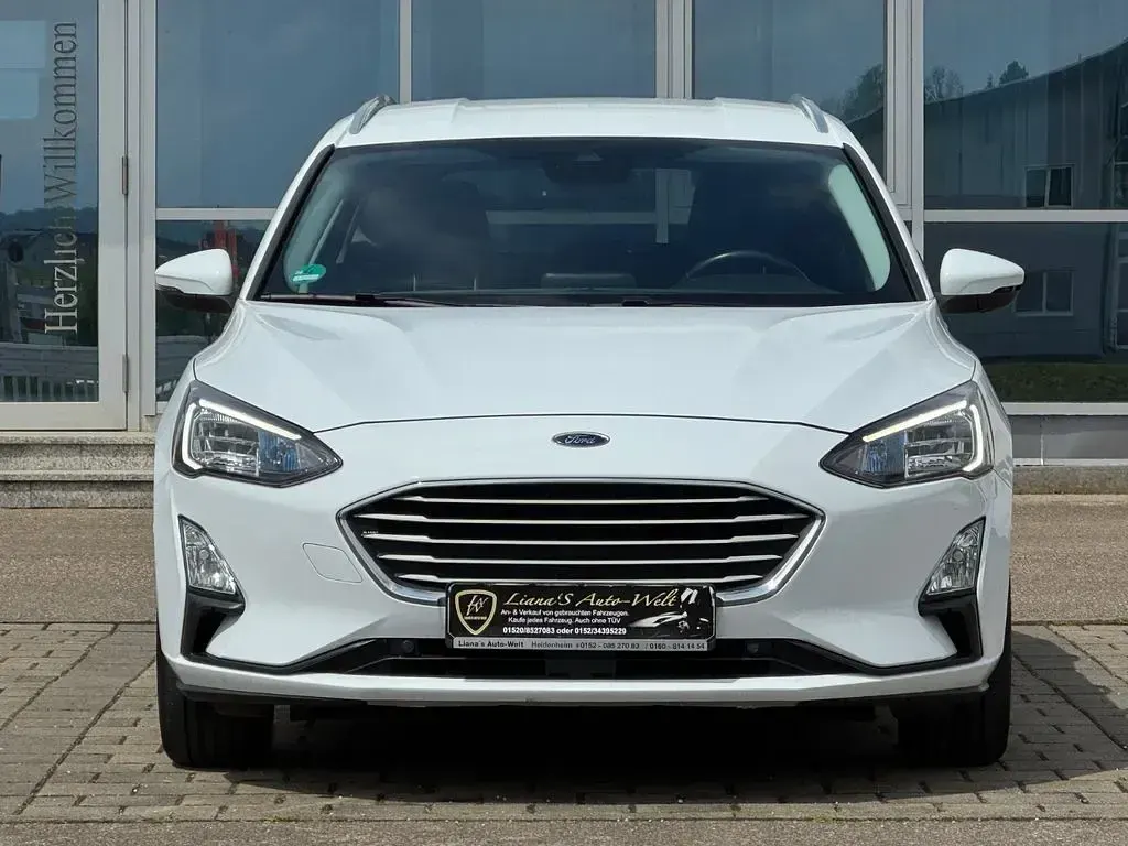 Używany Ford Focus Cool & Connect 120 KM (88 kW) 2020 Biały Sedan/Limuzyna