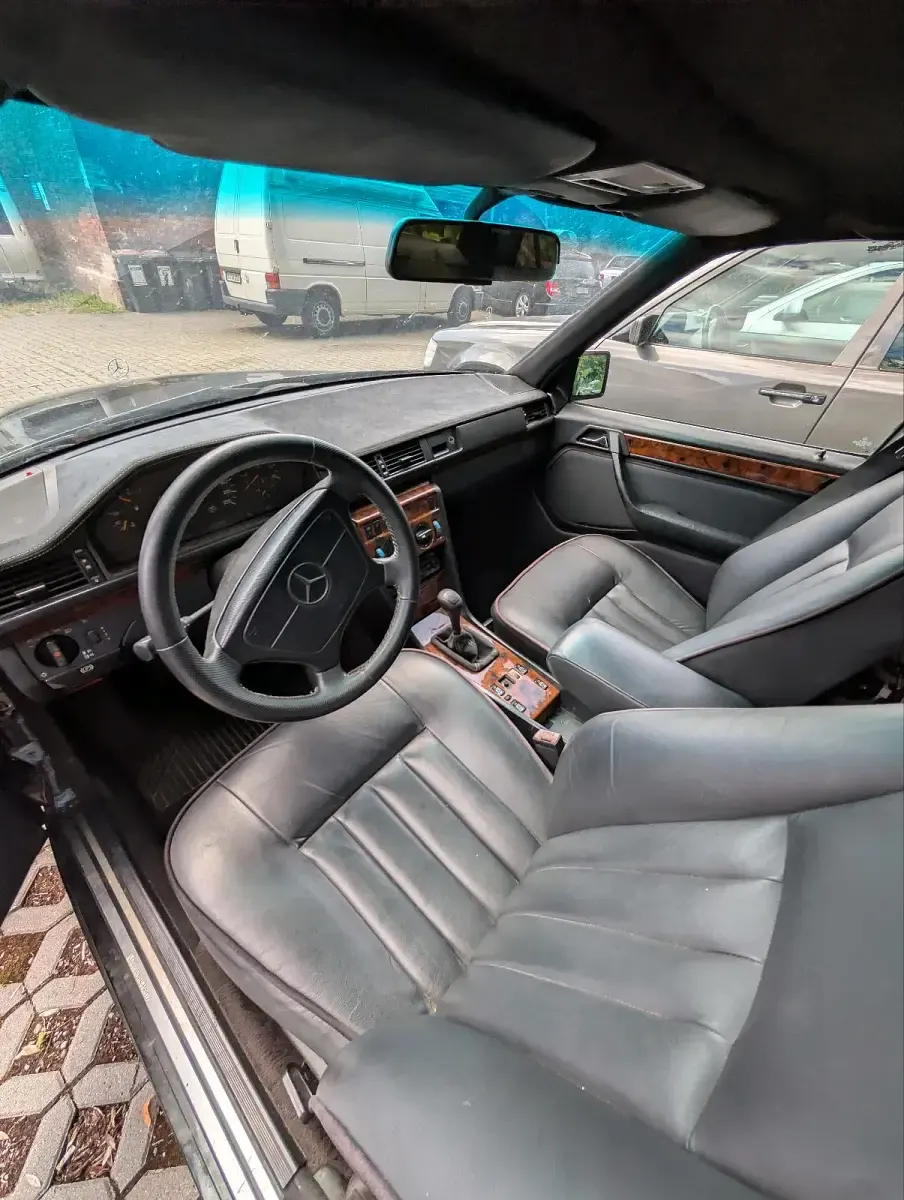 Gebraucht Mercedes 300 113 PS (83 kW) 1990 Schwarz Limousine