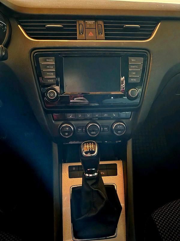 Gebraucht Skoda Octavia Ambition 150 PS (110 kW) 2015 Weiß Kleinwagen