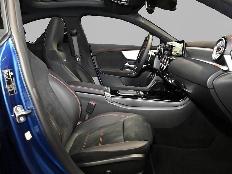 Gebraucht Mercedes CLA250 163 PS (119 kW) 2025 Blau Limousine