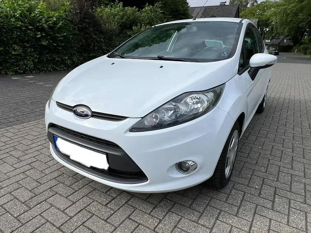 Gebraucht Ford Fiesta 82 PS (60 kW) 2012 Weiß Limousine
