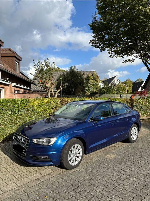 Blau Gebraucht 2014 Audi A3 Attraction Limousine | 13.200 € (Teuer) - Bild 1/4