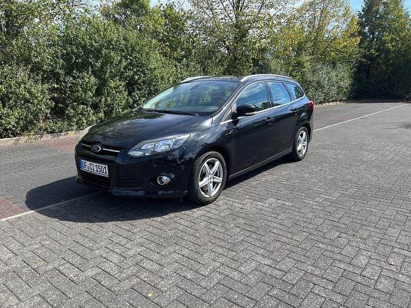 Schwarz Gebraucht 2012 Ford Focus Titanium Limousine | 4.498 € (Guter Preis) - Bild 1/4