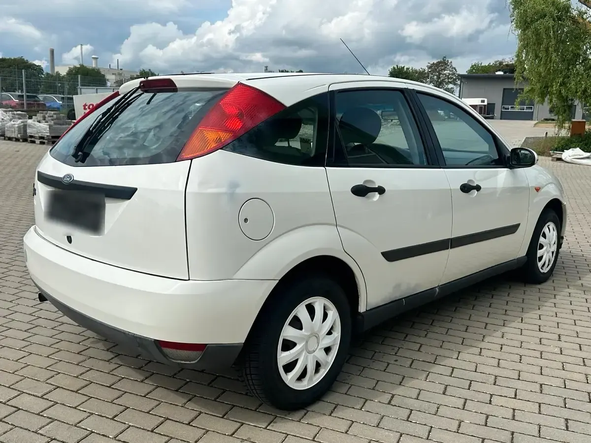 Usado Ford Focus 74 CV (54 kW) 2001 Blanco Berlina