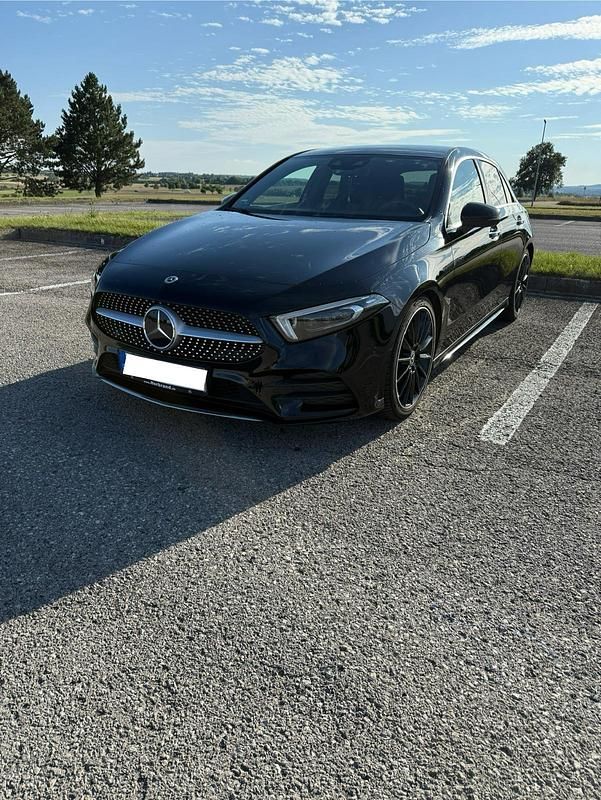 Schwarz Gebraucht 2020 Mercedes A200 AMG line Kleinwagen | 26.290 € (Fairer Preis) - Bild 1/4