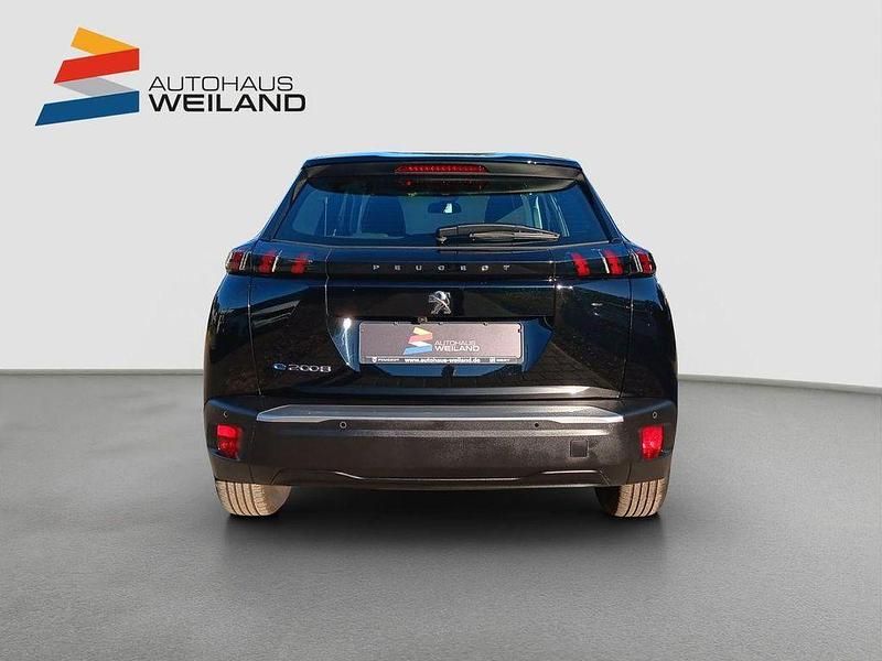 Gebraucht Peugeot e-2008 Active 100 kW (136 PS) 2022 Schwarz SUV