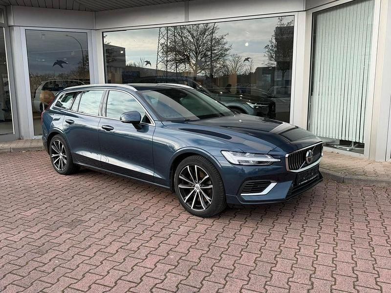 Blau Gebraucht 2022 Volvo V60 Core Kombi | 29.900 € (Superpreis) - Bild 1/4