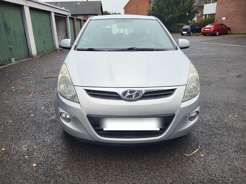 Silber Gebraucht 2011 Hyundai i20 Comfort Kleinwagen | 2.300 € (Fairer Preis) - Bild 1/4