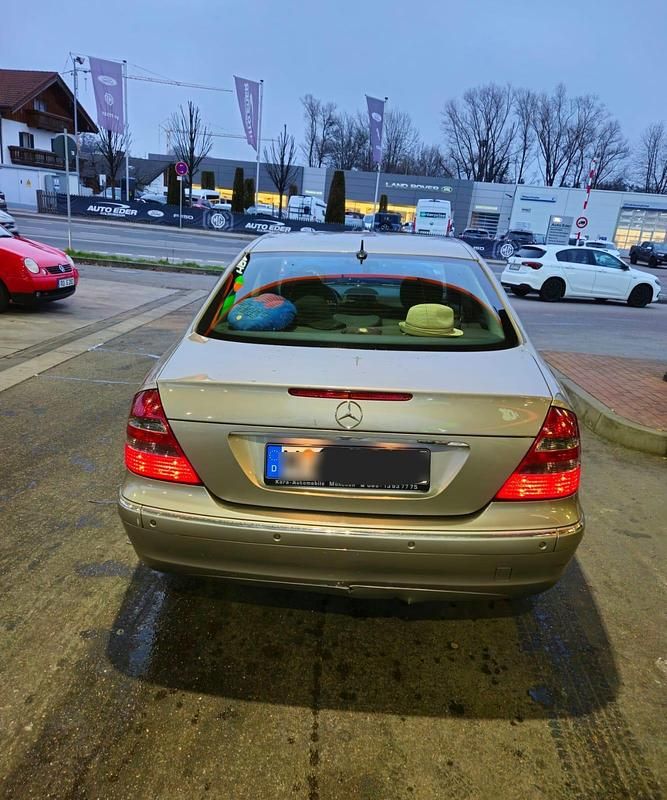 Gebraucht Mercedes E220 150 PS (110 kW) 2005 Gold Limousine