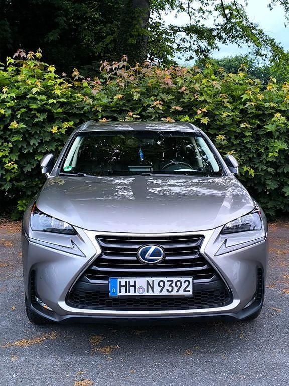 Silber Gebraucht 2015 Lexus NX300h Executive Line SUV | 20.500 € (Superpreis) - Bild 1/4