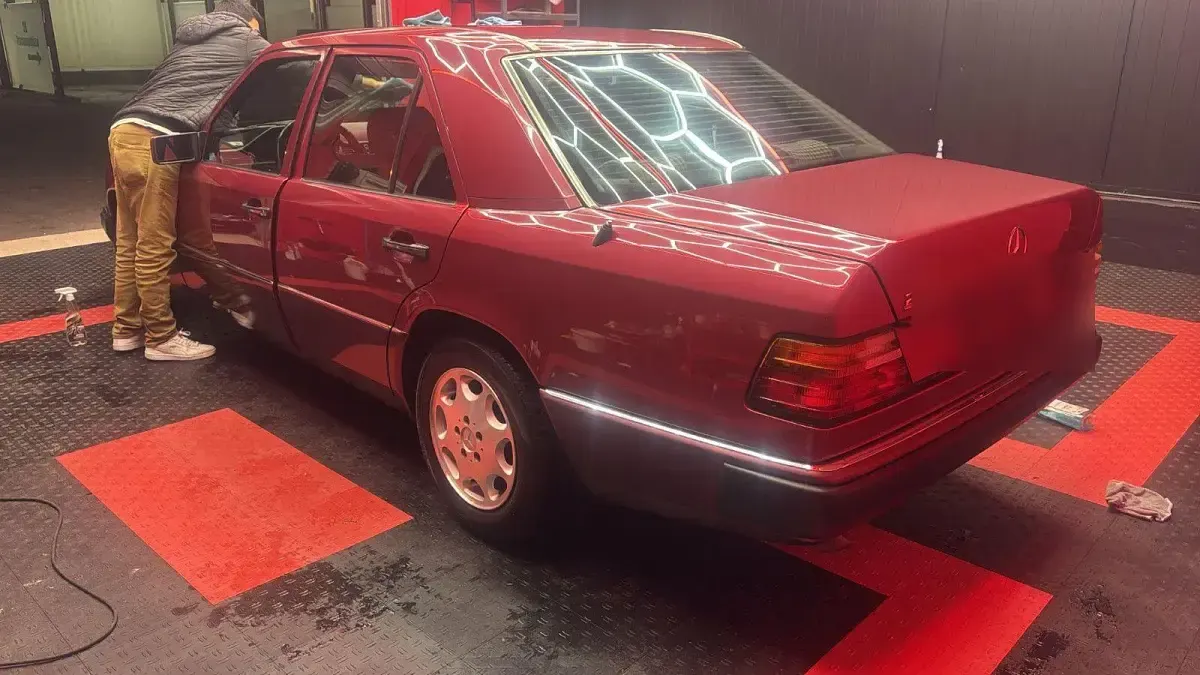 Gebraucht Mercedes 220 150 PS (110 kW) 1993 Rot Limousine