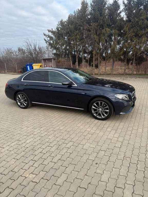 Blau Gebraucht 2017 Mercedes E220 Exclusive Limousine | 17.300 € - Bild 1/4