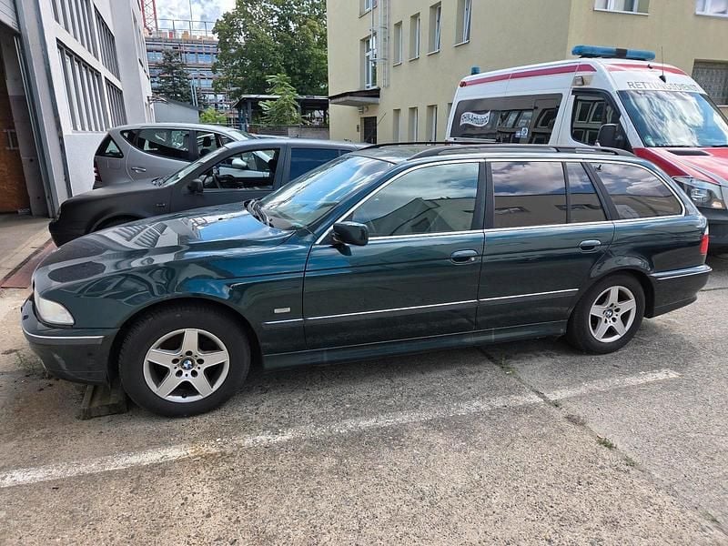 Grün Gebraucht 1997 BMW 523 Kombi | 1.800 € - Bild 1/4