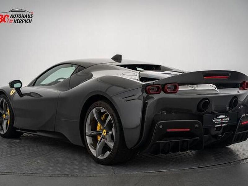 Gebraucht Ferrari SF90 1001 PS (736 kW) 2021 Grau Coupé