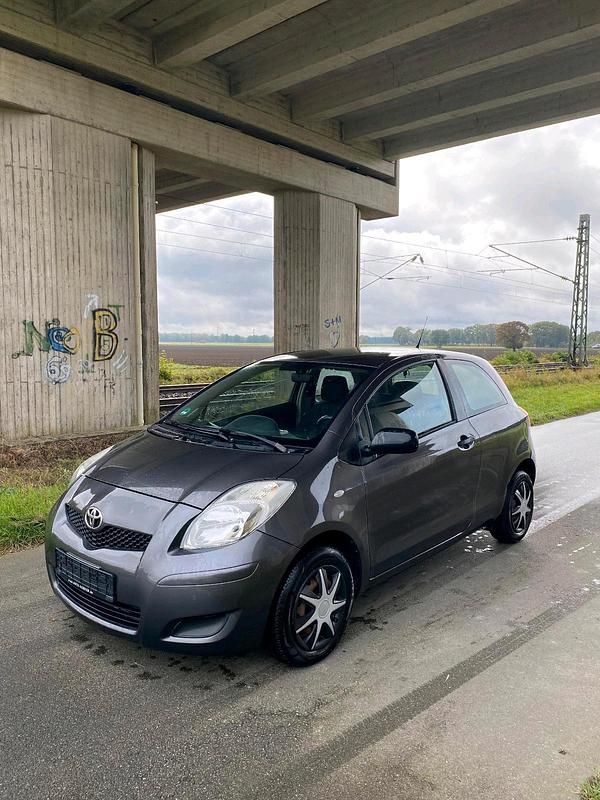 Grau Gebraucht 2009 Toyota Yaris Cool Kleinwagen | 1.550 € (Guter Preis) - Bild 1/4