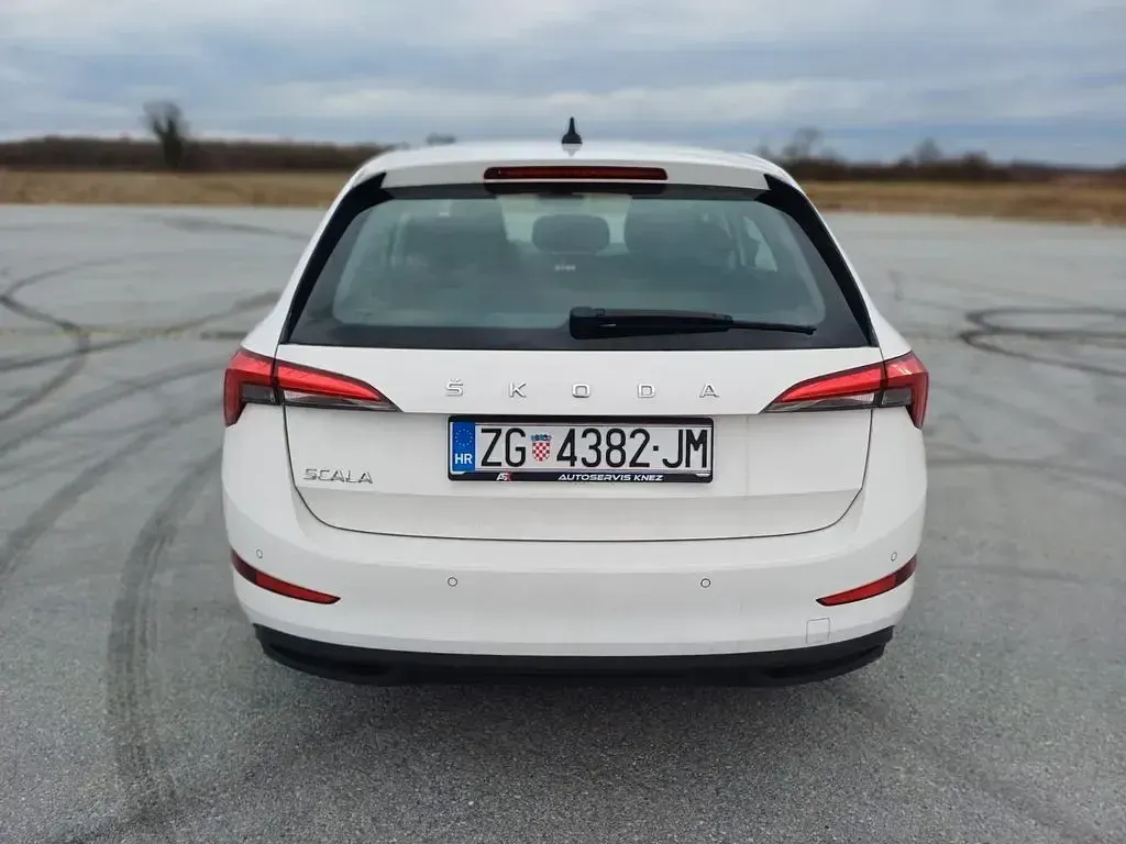 Gebraucht Skoda Scala Ambition 110 PS (80 kW) 2023 Weiß Kleinwagen