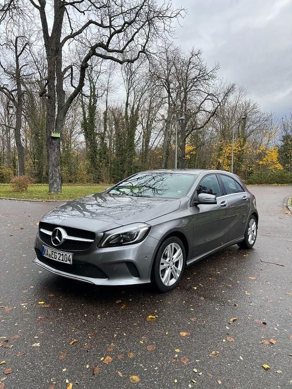 Grau Gebraucht 2017 Mercedes A200 Limousine | 14.450 € (Guter Preis) - Bild 1/4