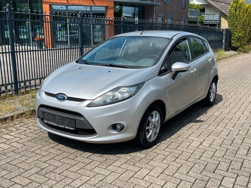 Silber Gebraucht 2011 Ford Fiesta Trend Kleinwagen | 3.990 € (Fairer Preis) - Bild 1/4