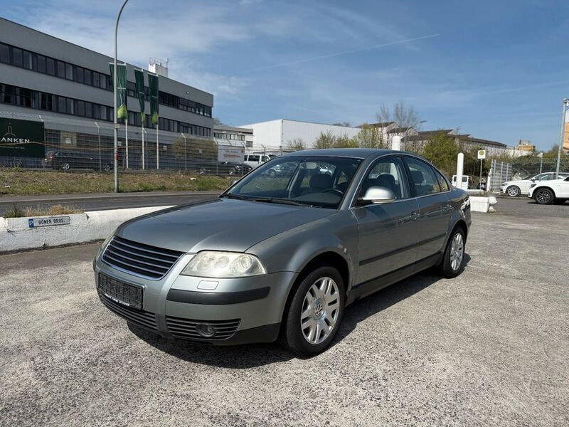 Grau Gebraucht 2004 VW Passat Limousine | 1.990 € (Guter Preis) - Bild 1/4