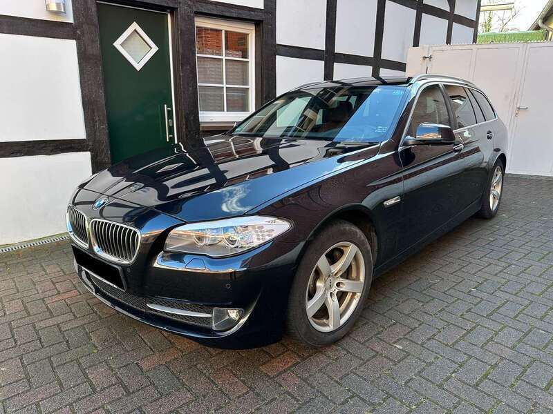 Black sapphire metallic (metallic) Gebraucht 2013 BMW 525 Kombi | 11.390 € (Fairer Preis) - Bild 1/4
