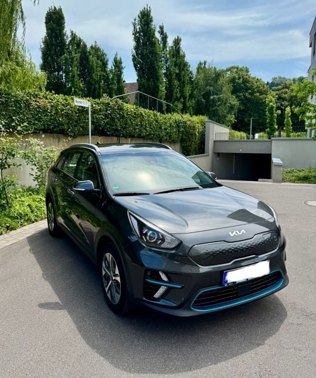 Grau Gebraucht 2022 Kia e-Niro Vision SUV | 21.390 € (Superpreis) - Bild 1/4