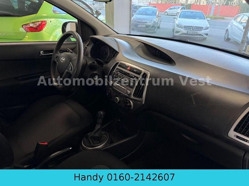 Gebraucht Hyundai i20 Edition 86 PS (63 kW) 2013 Blau Kleinwagen