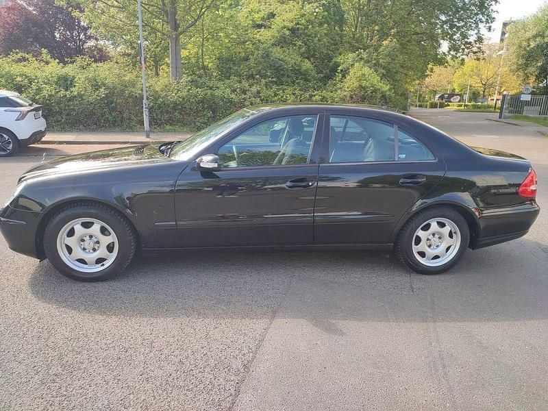 Second-hand Mercedes E200 122 CP (89 kW) 2006 Negru Berlinǎ