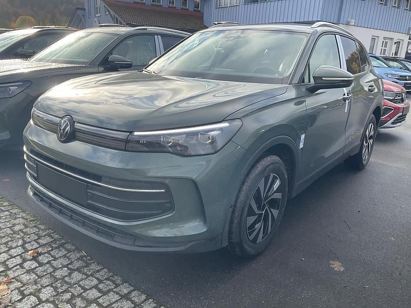 Cipressinogrün metallic Neu 2025 VW Tiguan Life SUV | 38.495 € (Guter Preis) - Bild 1/3