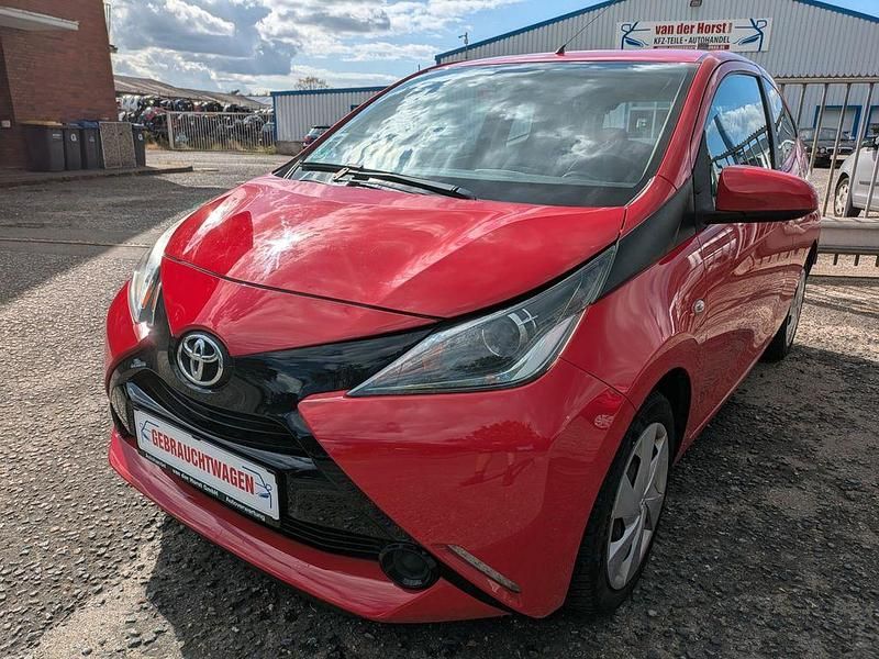 Rot Gebraucht 2015 Toyota Aygo X-play Kleinwagen | 5.900 € (Guter Preis) - Bild 1/4
