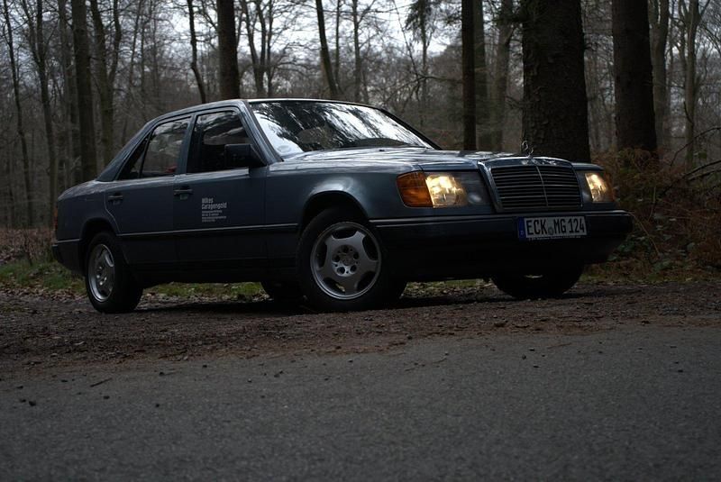 Gebraucht Mercedes E230 132 PS (97 kW) 1989 Blau Limousine