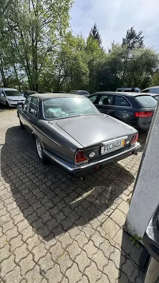 Second-hand Jaguar XJ Sovereign 295 CP (216 kW) 1985 Argintiu Berlinǎ